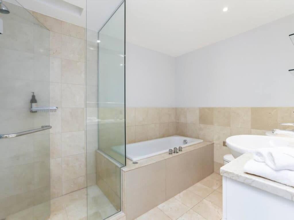 Bright One Bedroom Beauty With Balcony And Unbeatable Views Окленд Экстерьер фото